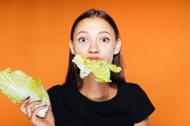 güzel aç kız iştahla yiyor onu lahana, izole, lezzetli yiyecekler, sağlıklı gıda.
