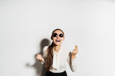 gözlük ile zengin mutlu kız kameraya benziyor. Bitcoin, kripto para birimi