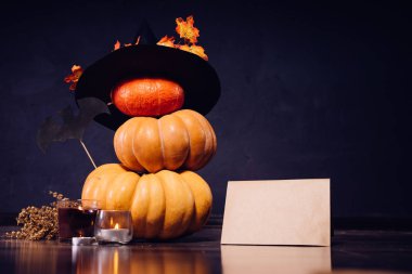 sonbahar tatil, büyük balkabağı, bir siyah altın yaprağı cadı şapka, mumlar, kuru ot, karton kutu Cadılar Bayramı, büyüleyici bir resim