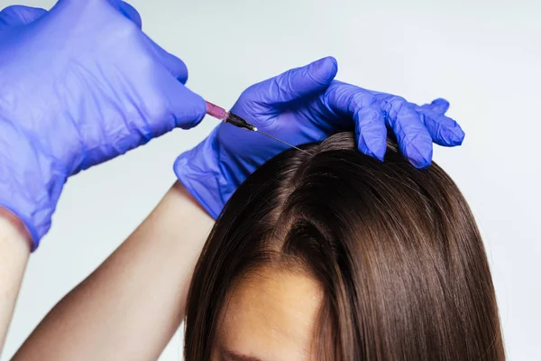 Fortalecendo o cabelo, seringa close-up, enfermeira fazendo uma injeção — Fotografia de Stock