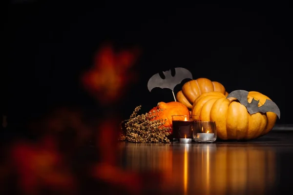 Halloween pompoen hoofd, Herfstbladeren, verschrikkelijke hoed op een zwarte achtergrond, Halloween party — Stockfoto