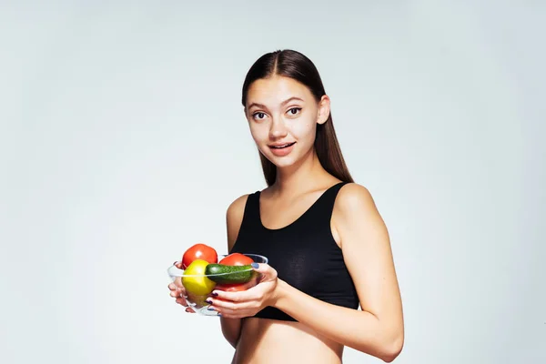Dívka se chystá vařit zeleninový salát a hledí do kamery, strava je správné jídlo — Stock fotografie