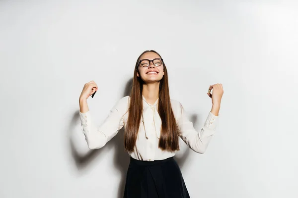 Feliz chica alegre con el pelo largo y gafas, la celebración de monedas, bitcoins — Foto de Stock