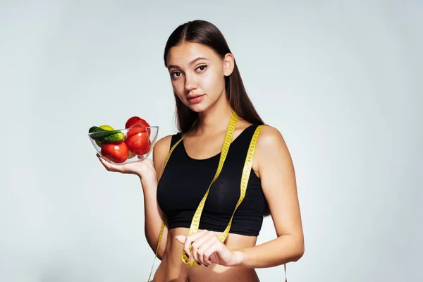 Linda menina bonita vai fazer uma salada leve de tomates e pepinos, nutrição adequada, dieta, corpo bonito — Fotografia de Stock