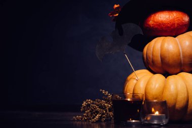 Cadılar Bayramı Balkabağı siyah arka plan üzerine. Cadılar Bayramı tatil sanat tasarım, kutlama. Halloween Pumpkins mumlar, yarasalar, cadı şapka bir kabak yanma ile