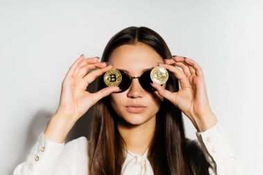 dik, ciddi kız siyah gözlüklü bir gözleri için koydu. Para, elektronik para, kripto para birimi, izole bitcoins,