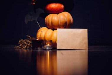 büyük Halloween pumpkins bir parti için. yanan mumlar, bir turuncu kumaş üzerine kuru dalları. Cadılar Bayramı partisi, pumpkins, yarasalar