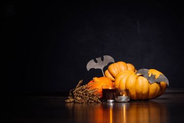 Cadılar Bayramı Balkabağı siyah arka plan üzerine. Cadılar Bayramı tatil sanat tasarım, kutlama. Halloween Pumpkins yanan mumlar, yarasalar ile