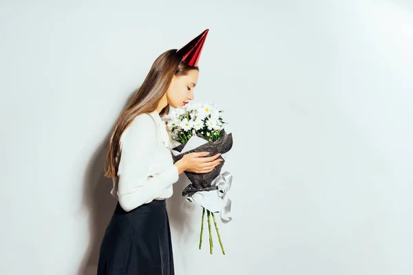 Mooi lichtend meisje met bloemen. Verjaardag, feestelijke stemming. Het meisje in de feestelijke GLB — Stockfoto