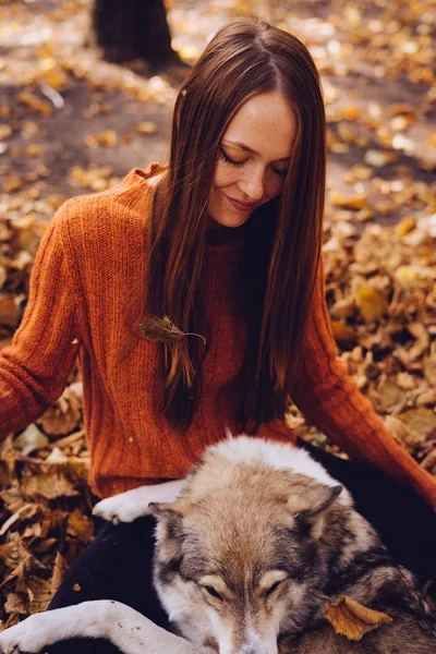 Милая девушка на прогулке со своей собакой. Осенняя погода, золотая осень, солнечный день . — стоковое фото