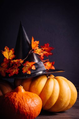 sonbahar tatil balkabağına büyük mumlar, çim, Cadılar Bayramı, büyüleyici bir Fotoğraf Makinası. Büyük cadı şapkası ile sonbahar yaprakları yalanlar üzerine hamur tatlısı.