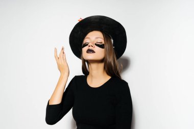 güzel cadı bir Cadılar Bayramı partisine gidiyor. Yaprakları ile cadı şapkalı bir kız. Sonbahar tatil Cadılar Bayramı. Cadılar Bayramı stili