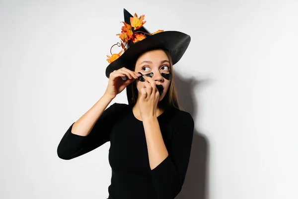 Hermosa joven con sombrero de brujas y traje.. Amplia fiesta de Halloween diseño de arte —  Fotos de Stock