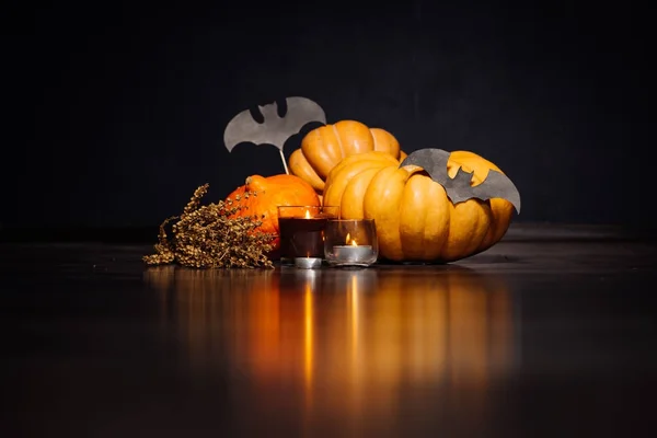Halloween abóbora cabeça jack lanterna no fundo preto. Morcego, abóboras grandes, festa de Halloween — Fotografia de Stock