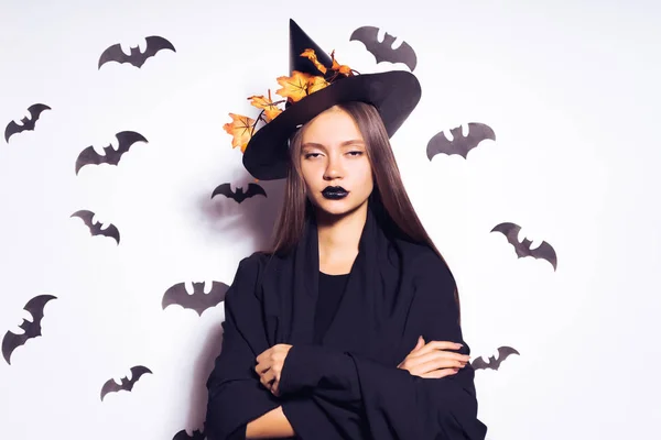 긴 머리를 가진 할로윈 마녀입니다. 좋은 여자는 검은 양복을 입은 파티 할 것 이다. 에 대 한 박쥐의 배경. 다양 한 할로윈 파티 예술 디자인 — 스톡 사진