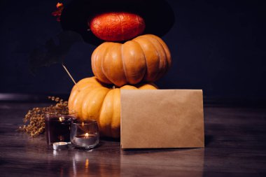 Cadılar Bayramı Balkabağı siyah bir arka plan. Cadılar Bayramı tatil sanat tasarım, kutlama. Halloween Pumpkins bir cadı şapka ve bir yarasa ile.