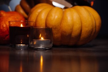 Cadılar Bayramı Balkabağı kafa, sonbahar yaprakları, Cadılar Bayramı partisi, siyah bir arka plan mumlar yakın çekim yazma