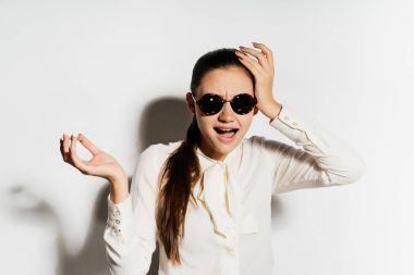 güneş gözlüğü güzel uzun saçlı kız altın sikke elinde tutar. İzole Bitcoins, kripto para birimi,