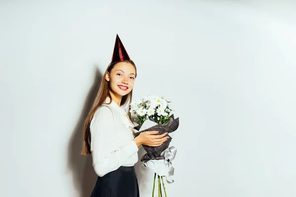 Hermosa chica feliz con un ramo elegante de manzanillas, aislado, cumpleaños, vacaciones, alegría — Foto de Stock