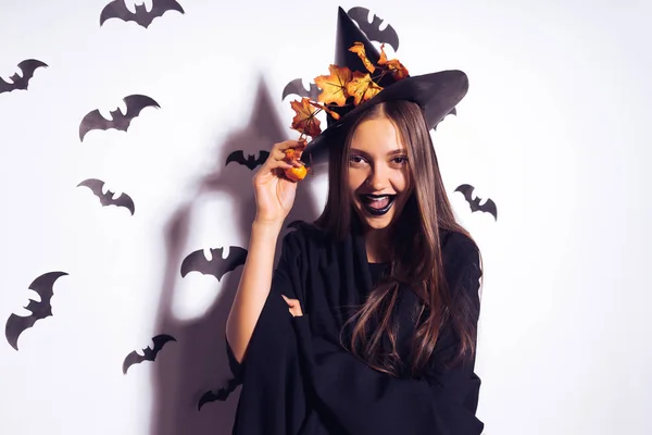 Szczęśliwy sexy dziewczyna w pięknym wakacyjnym strój na halloween trzyma kapelusz z jej rąk. Halloween party, świąteczny kostium — Zdjęcie stockowe