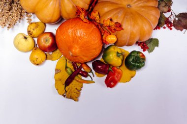 Sarı ve kırmızı meyve ve sebze beyaz masaya yalan: kabak, elma, armut ve biber
