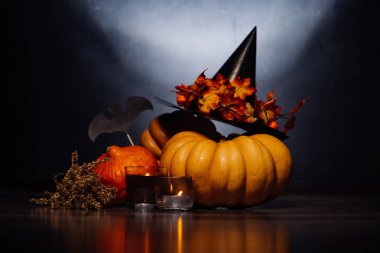 Sarı ve turuncu kabak çizimler siyah yarasa Cadılar Bayramı için bekleyen tarafından çevrili yalan