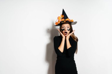 sürpriz kız Cadılar Bayramı için bir cadı gibi giyinmiş