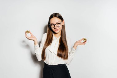 genç iş kadını ayakta ve altın bitcoins, tutan bir kripto para kazanmak istiyor