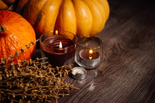 aydınlatılmış aromatik ve stand sonraki kabaklar için mumlar bir Cadılar Bayramı tatil atmosferinde oluşturur