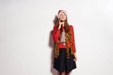 Yeni yıl ve Noel, kızı düşündüm sersem, kırmızı bere ve altın tinsel arar