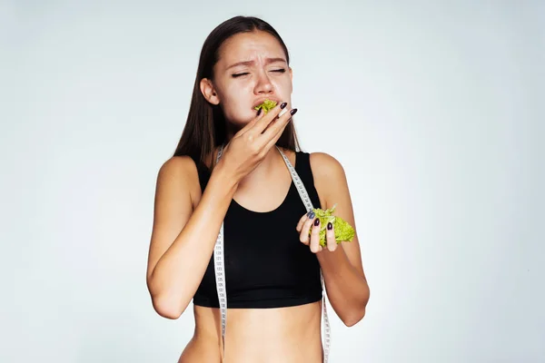 Krásná holka chce zhubnout tak jíst nízkokalorická listy Pekingské zelí — Stock fotografie