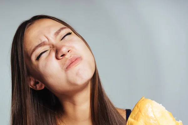 Krásná mladá dívka seděla na dietu, ale zlomil a jí škodlivé bílý chléb — Stock fotografie