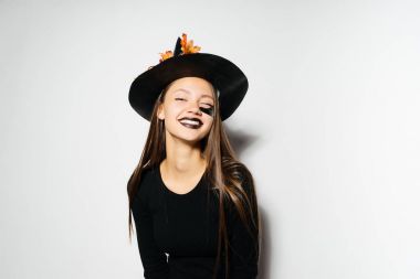 Kara Cadı şapkalı bir genç gülmek Gotik kız Cadılar bayramında sevinir