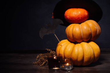 Cadılar Bayramı, sarı ve turuncu kabak, mumlar, çizimler siyah yarasa yanan bir ev dekorasyon için kompozisyon