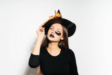 Bir cadı Cadılar Bayramı için giyinmiş bir Gotik kız,