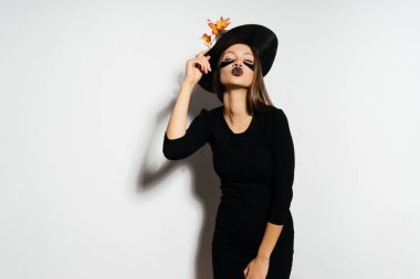 Bir cadı Cadılar Bayramı için giyinmiş bir Gotik kız,