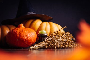 Cadılar Bayramı, sarı ve turuncu kabak, mumlar yanan bir ev dekorasyon için kompozisyon,