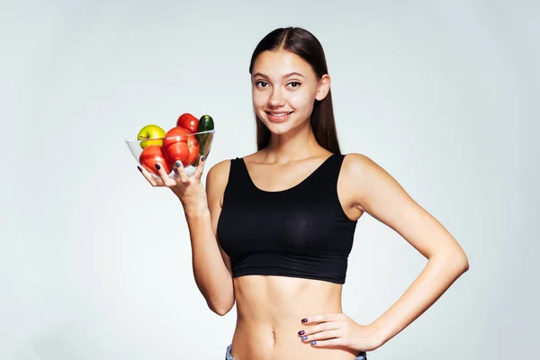Muhtelif bir kız onu rakam saatler, bir tabak yararlı sebze ve meyve ile almıştır — Stok fotoğraf