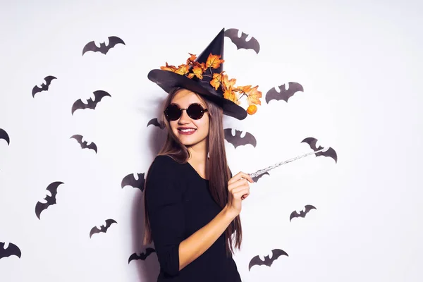 Une jeune gothique vêtue d'une sorcière pour Halloween, évoque — Photo