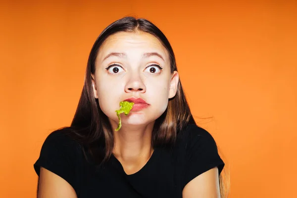 Ein junges Mädchen will abnehmen, also isst sie kalorienarmen Spitzkohl — Stockfoto