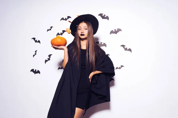 Une jeune fille gothique dans un chapeau de sorcière noire se réjouit à Halloween — Photo