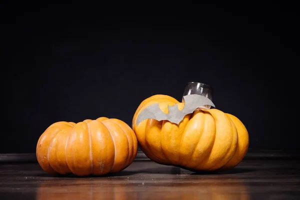 Uma composição de halloween, abóboras amarelas e cor de laranja, desenhos de morcegos pretos — Fotografia de Stock