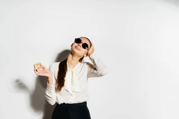 Joven mujer de negocios en gafas de sol tiene un bitcoin de oro en la mano — Foto de Stock