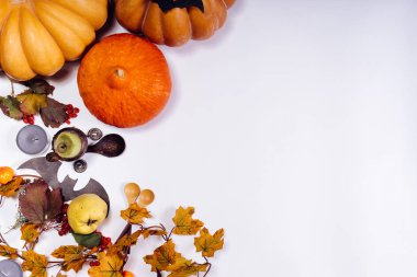 Cadılar Bayramı, turuncu ve sarı kabak, kokulu mumlar yanan bir ev dekorasyon için bir kompozisyon