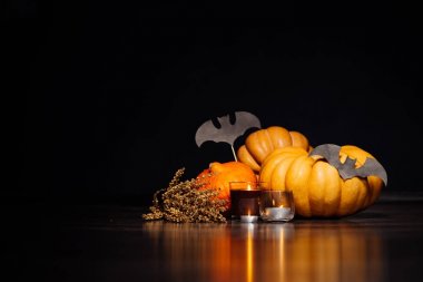 Cadılar Bayramı, turuncu ve sarı kabak, kokulu mumlar yanan bir ev dekorasyon için bir kompozisyon