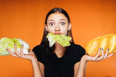 üzgün kız kilo istiyor bir genç tutan eller yararlı Pekin lahana ve zararlı beyaz ekmek