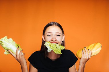 üzgün kız kilo istiyor bir genç tutan eller yararlı Pekin lahana ve zararlı beyaz ekmek