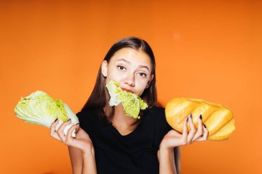 üzgün kız kilo istiyor bir genç tutan eller yararlı Pekin lahana ve zararlı beyaz ekmek