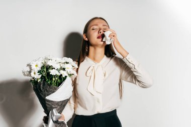 Çünkü o onun elinde tutar çiçek alerjisi o kız hapşırma