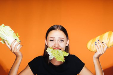 üzgün bir kız o Pekin yiyor bu yüzden, lahana beyaz kötü ekmek yerine kilo istiyor